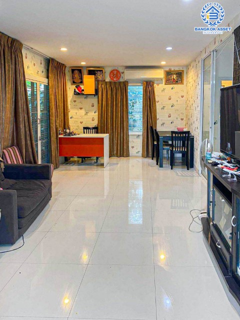 *****บ้านเดี่ยวมือสองย่านกรุงเทพฯ ม.พฤกษาวิลเลจ ซีนเนอรี่ สรงประภา หลังมุม เนื้อที่กว้างขวางมากถึง 64.10 ตร.ว. ฟังก์ชัน 2 ห้องนอน 2 ห้องน้ำ ที่จอดรถ 4 คัน บ้านสวยพร้อมเข้าอยู่ แถมฟรี! เครื่องปรับอากาศ 5 เครื่อง ตั้งอยู่บนทำเลเดินทางสะดวก ใกล้จุดขึ้น-ลงทางด่วนศรีสมาน